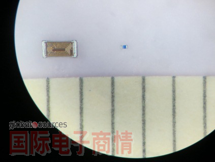 村田制作所(Murata)的標準電感(regular inductor , 尺寸1.0×0.5mmm)。右圖是薄膜電感，尺寸僅0.25×0.125mm。